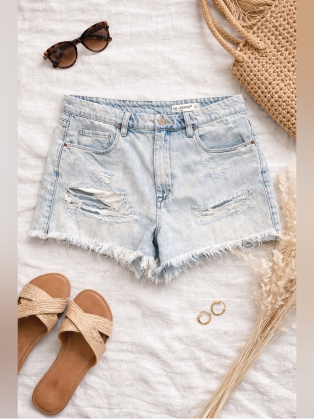 BlankNYC Wedge Distressed Denim Shorts Size 29 High Rise Raw Hem Festival - Picture 3 of 13